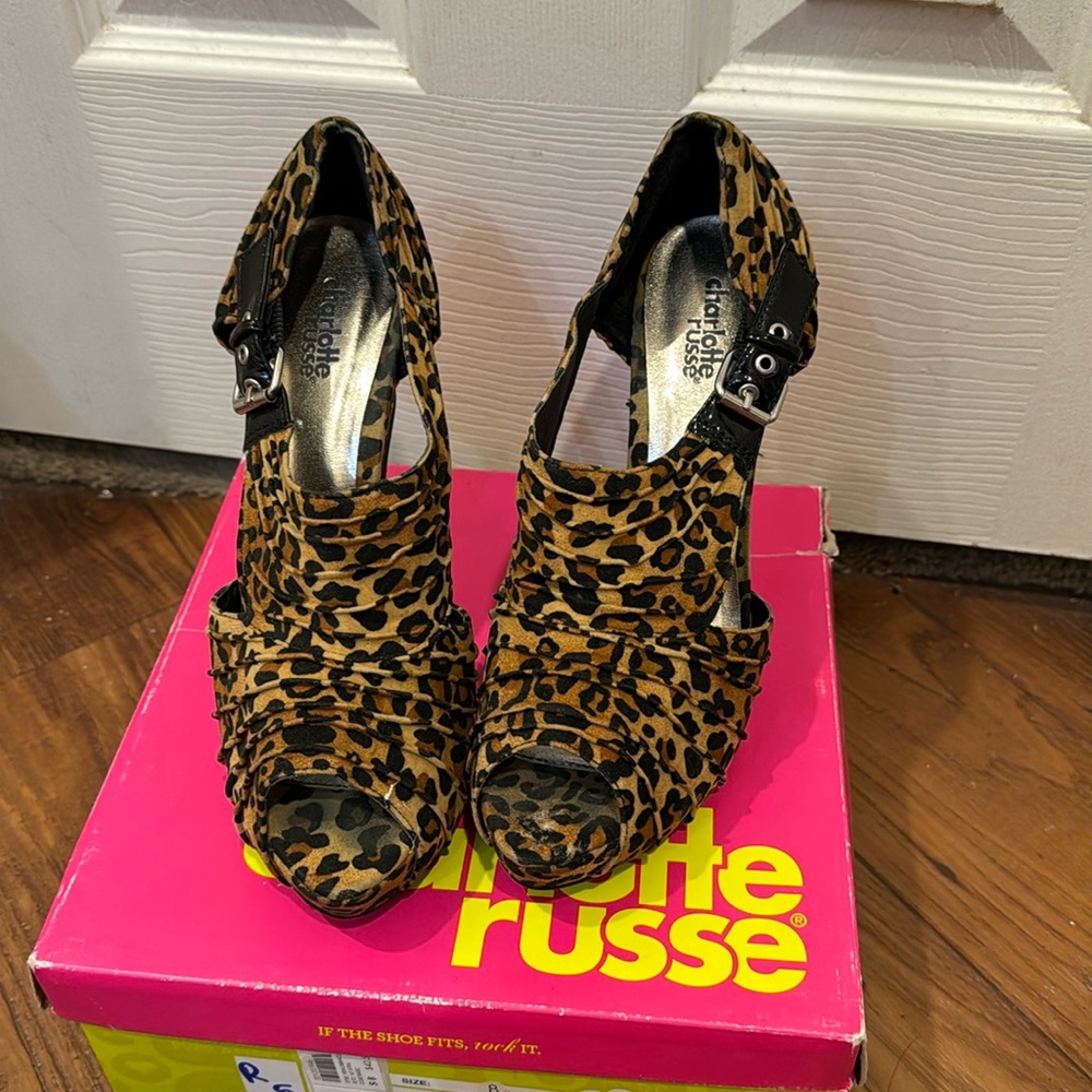 Brown cheetah print heel
